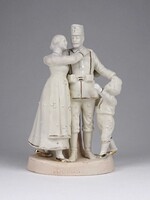 1W443 Antik I. világháborús biszkvit porcelán, családjához hazatérő katona figura 15 cm