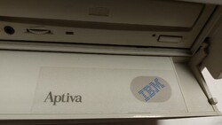 A számitástechnika  őskorából való IBM  Aptiva  2144-930 Pentium 75MHz  tipusú asztali számítógép