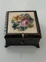 Vörösréz ékszerdoboz gobelin betéttel, 6 x 6 cm