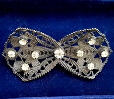 Vintage fém fekete masni alakú, kristályokkal díszített bross kitűző