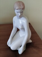 Aquincumi térdeplő nő akt, figurális porcelán