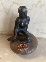 Bronz női szobor kavicson