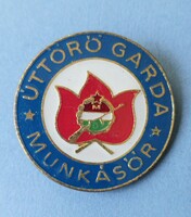 Jelvény kitűző.