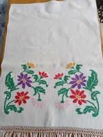 Régi, házi szövésű, hímzett terítő, 74x48