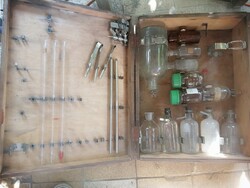 Régi labor, vegyész patikus eszközök.