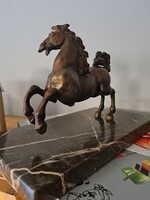 Bronz ugrató ló
