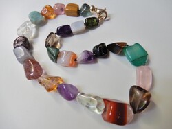 Régi különböző ásványokkal díszített nyaklánc aranyozott ezüst kapoccsal