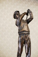 Golfozó kisplasztika. Terrakotta, 1930-as évek. Hibátlan. Teljes magassága talapzattal: 33 cm