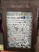 Régi kitűző gyűjtemény fali vitrinben