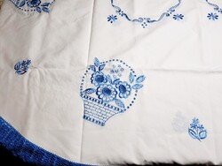 Sz_Kék virágkosár mintával hímzett óriási terítő horgolt széllel kb. 230 x 140 cm