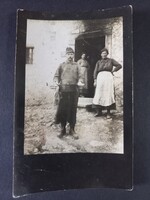 Falusi udvarban készült fotó az 1910-es–20-as évekből,  szakács vagy katonaruhás férfi