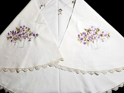 Sz_Ibolya mintával hímzett nagy kerek terítő horgolt széllel kb. 150 cm