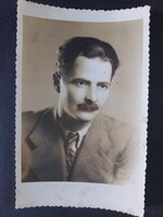 Kézzel színezett férfi portré az 1940-es–50-es évekből lasszikus öltönyben, bajusszal, kék szemekkel