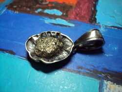 Ezüst medál, benne  csillogó pirittel