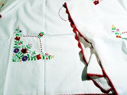 Sz_Kalocsai mintával hímzett terítő horgolt széllel 150 x 150 cm