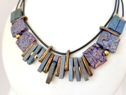 Modern kék-lila-arany nyaklánc bőr szálakon