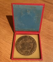 Tata MN 2284 -1961-1981 20 éves jubileumi fém plakett 7,5 cm