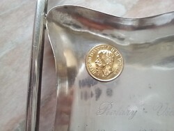 Ezüst névjegykártyatartó arany emlékérme applikációval.