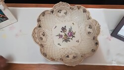 Kézi festésű nagyméretű  porcelán tál-asztalközép,ábakon álló, pici porc.virágrátétekkel  átm39 cm