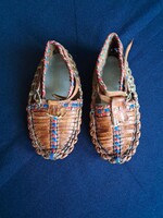 Kézműves kis bőrcipő