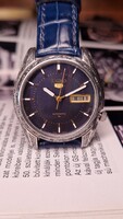 Különleges Seiko 5 karóra | Teljes tokfelület kézi véséssel