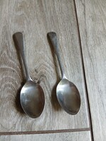 2 szép régi ezüstözött teás kanál (12,9x3 cm)