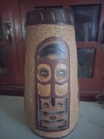 Afrikai hangulatú kézműves váza – dombornyomott maszkfigurákkal