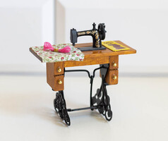 Vintage mini varrógép - bababútor, babaház kiegészítő, miniatűr, játék