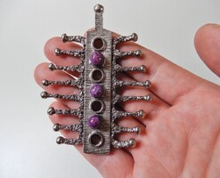 Nagyméretű modernista stílusú fém medál gyöngyökkel