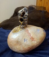 Carrarai márványból készült mű, Prima díjas művésztől, Emlékeink. kb.20x20 cm, Károlyfi Zsófia/1952