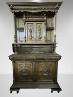 Faragott díszes favitrin