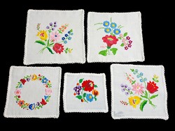 5 db Kalocsai mintával hímzett terítő 16 x 14 - 24 x 23 cm