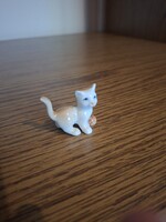 Porcelán mini cica, macska gombolyaggal. Hibátlan