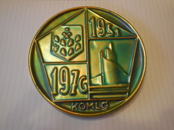 Zsolnay eozin , nagyméretű jubileumi emlék plakett  , Komló 1951-1975. 15,2 cm , pajzsjelzéssel