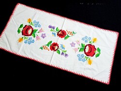 Kalocsai mintával hímzett terítő, futó 67 x 32 cm
