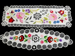 2 db Kalocsai mintával hímzett riselt terítő 59 x 18 és 60 x 22 cm