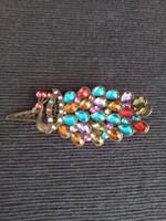 Réz hajcsat páva alakjában színes csiszolt kövekkel, 9 cm x 3,5 cm