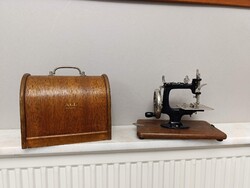 Antik varrógép szerszám hordozható eredeti dobozában varró gép 531 2988