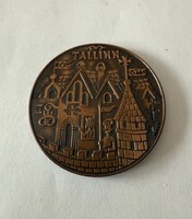 Észt Tallinn bronz emlékplakett fa tartóban felhajtható plexi tetővel
