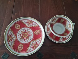 Piros, Fehér Csésze, Csészealj és Süteményes Tányér (Arany szegéllyel.)
