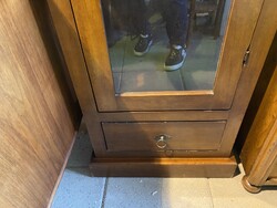 Kicsi alól fiókos Biedermeier polcos vitrin.