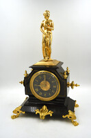 19. századi francia aranyozott bronz és márvány óra, 1880 körül.
