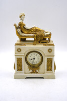 Gyönyörű ART DECO porcelán óra, díványon ülő hölgy, figurális díszítéssel.