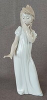 NAO by Lladró – Ásító hölgy szobor (30 cm, hibátlan állapotban)