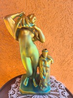 Zsolnay. Női akt korsóval