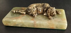 Vintage bronz fekvő kutya szobor márvány talpon
