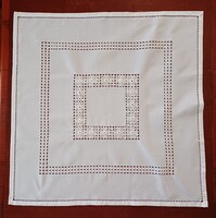 Szálhúzásos technikával készített hímzett terítő / asztalközép