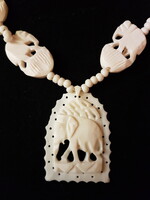 Faragott elefántos ( dombornyomott ) figurális  csontnyaklánc , elefántos medállal Uniszex  eladó---