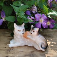Cica macska porcelán gombolyaggal  játszó cicák