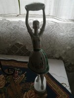 Hollóházi porcelán, párnát tartó lány népviseletben